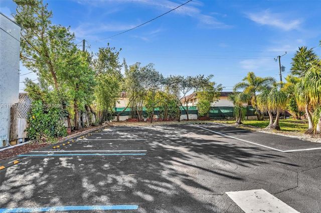 650 NE 167th St, Miami, FL 33162