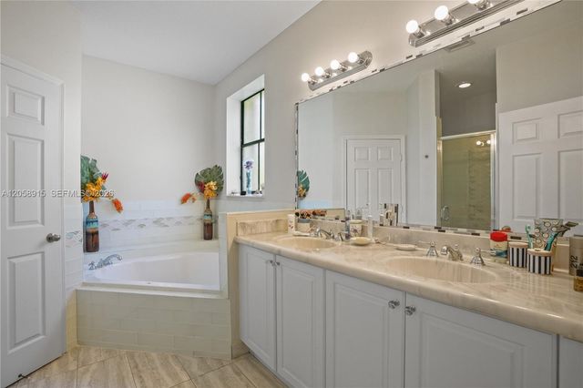 10341 NW 32nd Ter, Doral, FL 33172