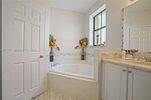 10341 NW 32nd Ter, Doral, FL 33172