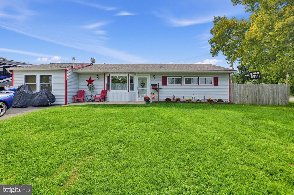 2 IDLEWILD RD, LEVITTOWN, PA 19057 — exterior