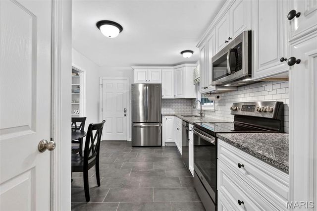 325 Nantucket Drive, Ballwin, MO 63011