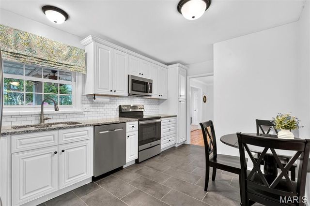 325 Nantucket Drive, Ballwin, MO 63011