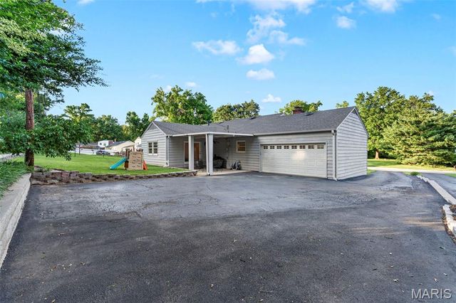 325 Nantucket Drive, Ballwin, MO 63011