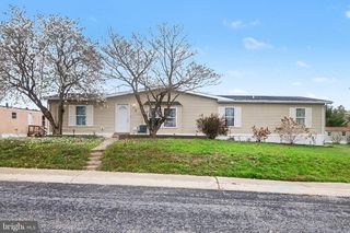 11 HEATHER DR, Carlisle, PA 17013