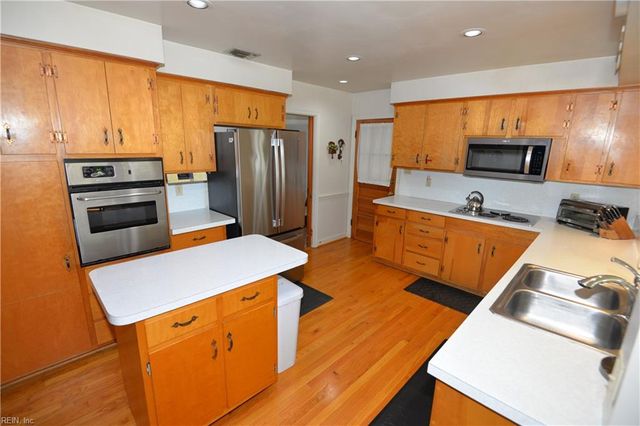 1721 N Alanton DR, Virginia Beach, VA 23454