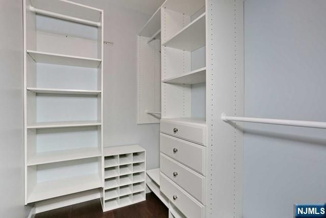 8 Crestwood Mews, Allendale, NJ 07401