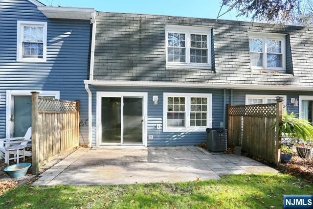 8 Crestwood Mews, Allendale, NJ 07401