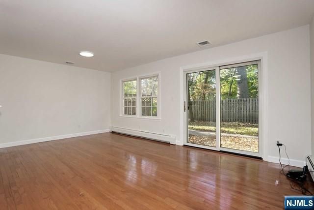 8 Crestwood Mews, Allendale, NJ 07401