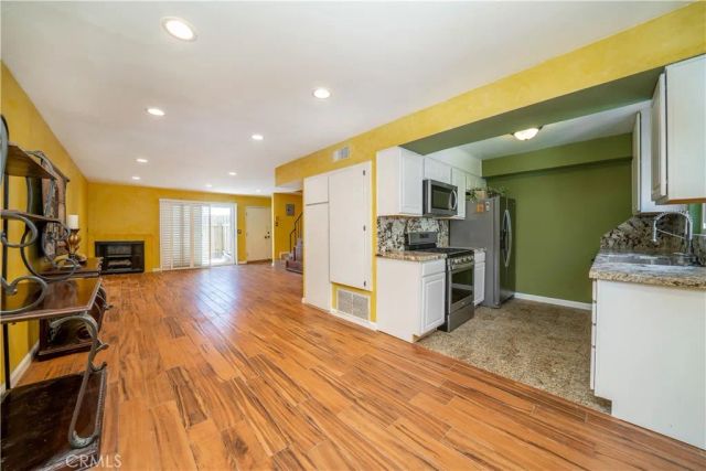 14947 Dickens Street 3, Sherman Oaks, CA 91403