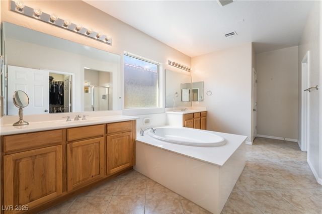 8236 Imperial Lakes Street, Las Vegas, NV 89131