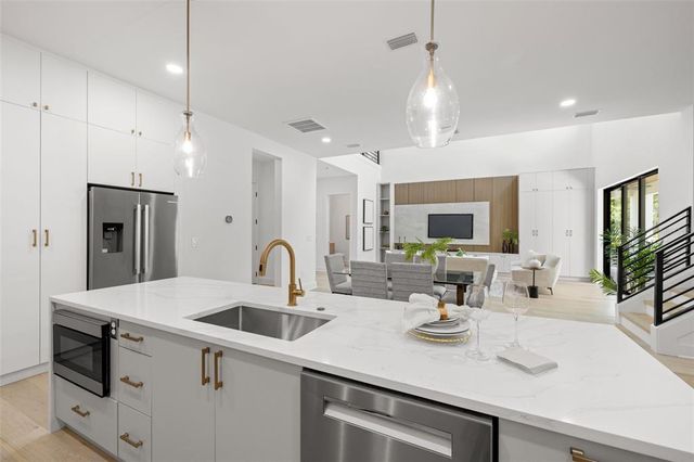 3020 W HELEN AVENUE, Tampa, FL 33611