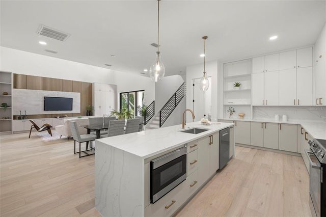 3020 W HELEN AVENUE, Tampa, FL 33611