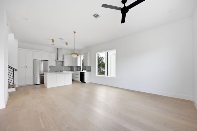 301 N Pleasant Valley RD 2, Austin, TX 78702