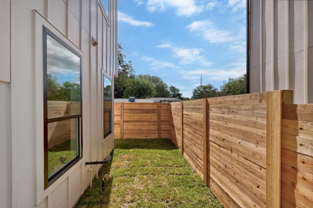 301 N Pleasant Valley RD 2, Austin, TX 78702