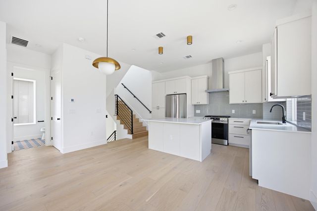 301 N Pleasant Valley RD 2, Austin, TX 78702