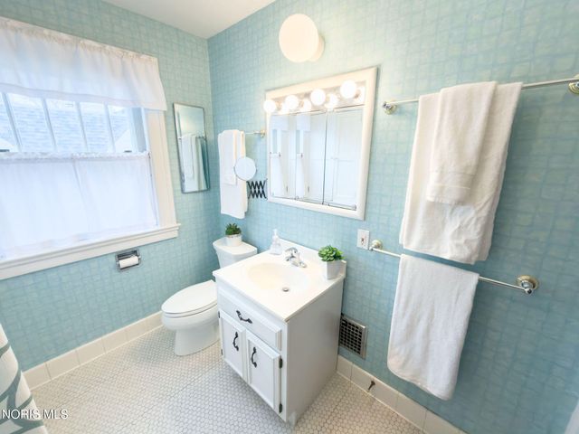 3330 Pelham Road, Ottawa Hills, OH 43606