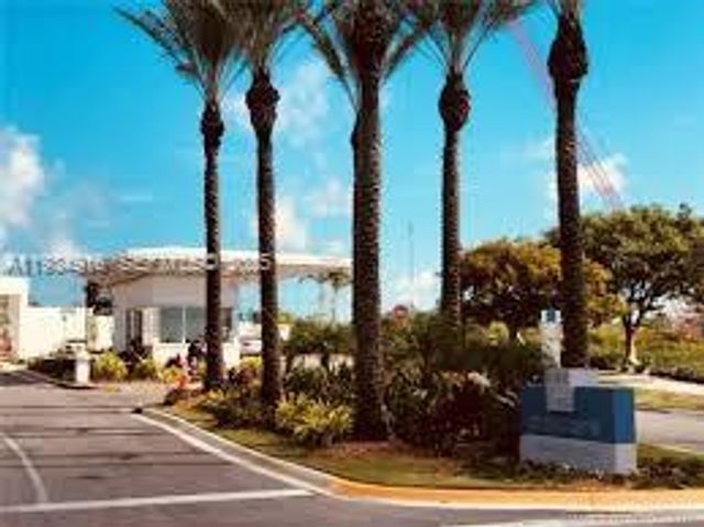 15051 N Royal Oaks Ln 1204, North Miami, FL 33181