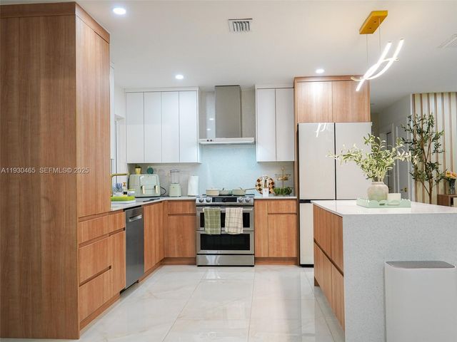 7951 NW 37th Dr, Coral Springs, FL 33065