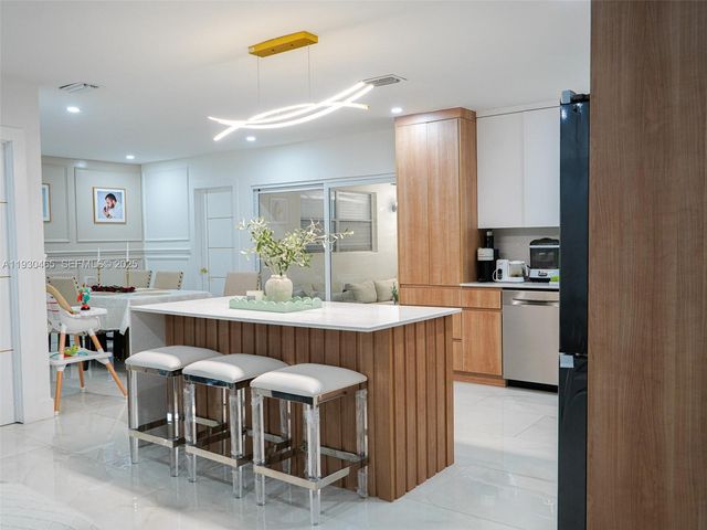 7951 NW 37th Dr, Coral Springs, FL 33065