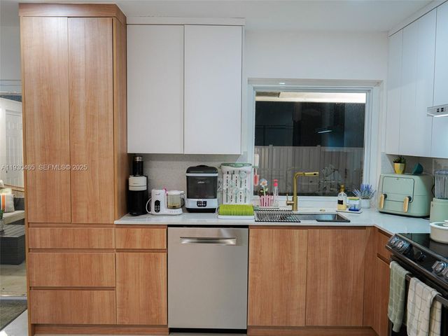 7951 NW 37th Dr, Coral Springs, FL 33065