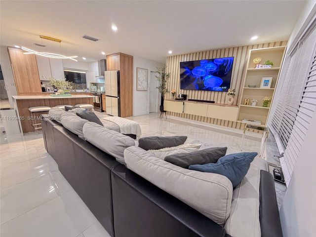 7951 NW 37th Dr, Coral Springs, FL 33065