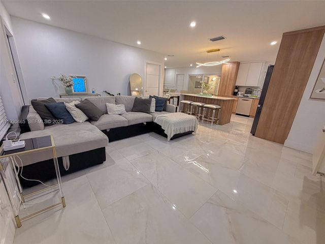 7951 NW 37th Dr, Coral Springs, FL 33065