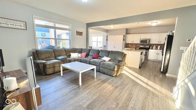 2125 Lakecrest Drive, Columbus, IN 47201