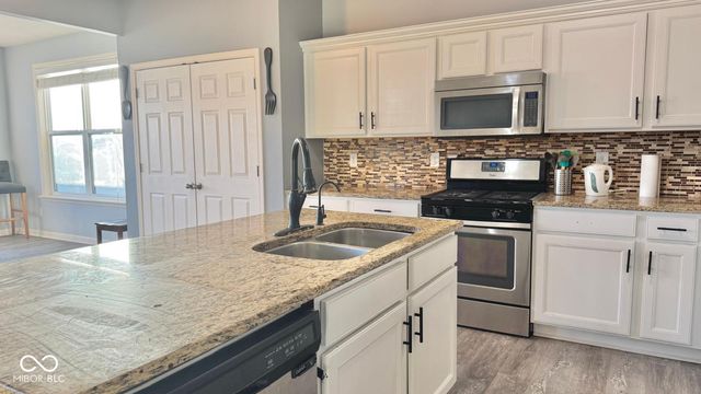 2125 Lakecrest Drive, Columbus, IN 47201