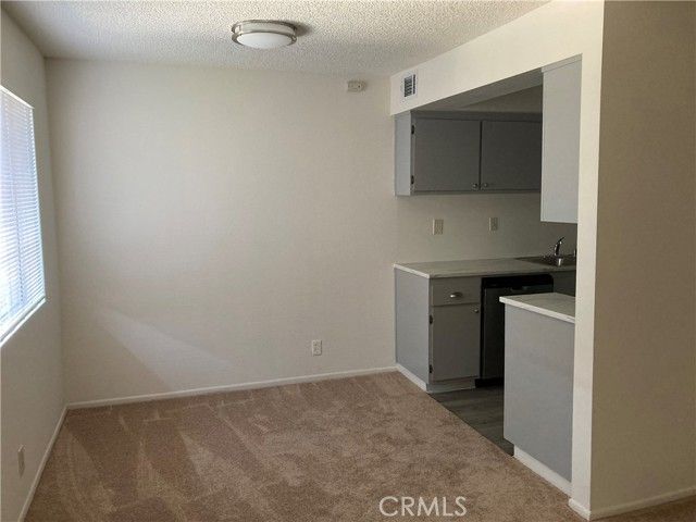 8505 Columbus Avenue 304, North Hills (los Angeles), CA 91343