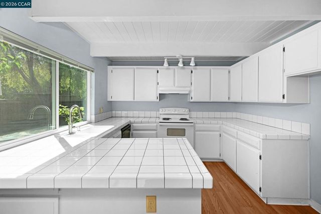 1952 Oak Grove Rd, Walnut Creek, CA 94598