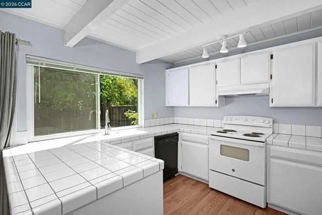 1952 Oak Grove Rd, Walnut Creek, CA 94598
