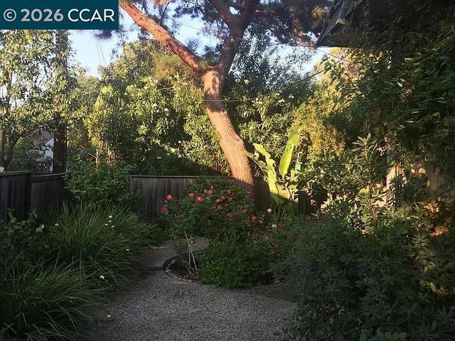 1952 Oak Grove Rd, Walnut Creek, CA 94598