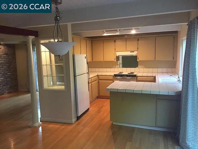 1952 Oak Grove Rd, Walnut Creek, CA 94598