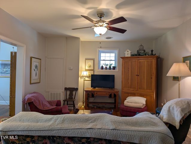 208 Town Square Street, Glade Spring, VA 24340