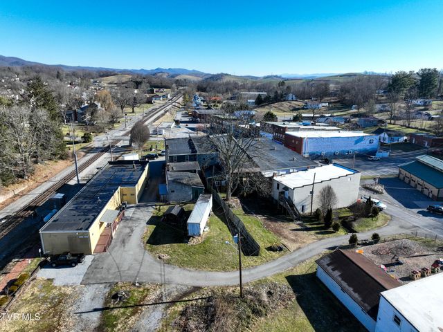 208 Town Square Street, Glade Spring, VA 24340