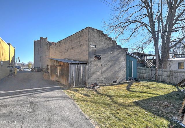 208 Town Square Street, Glade Spring, VA 24340