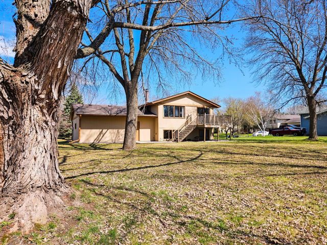 6677 Countryside Drive, Eden Prairie, MN 55346