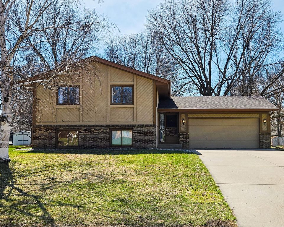 6677 Countryside Drive, Eden Prairie, MN 55346