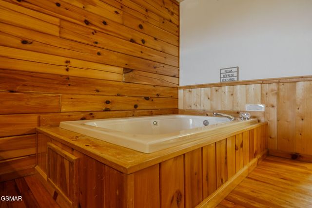 1643 Raccoon Den Way, Sevierville, TN 37862