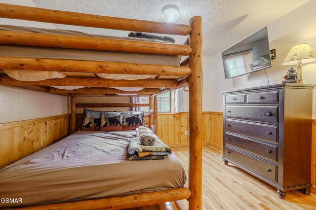 1643 Raccoon Den Way, Sevierville, TN 37862