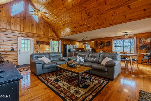 1643 Raccoon Den Way, Sevierville, TN 37862