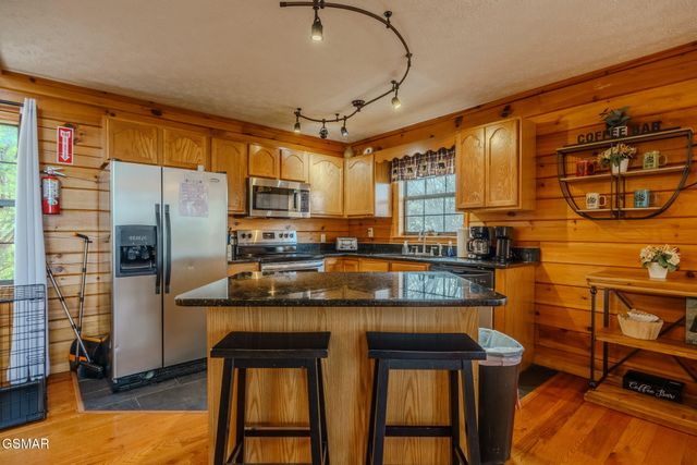 1643 Raccoon Den Way, Sevierville, TN 37862