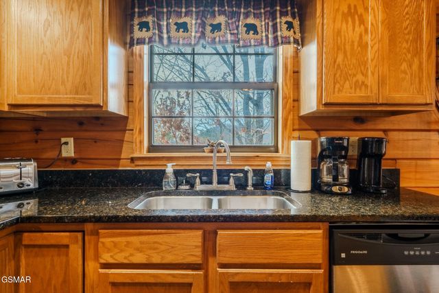 1643 Raccoon Den Way, Sevierville, TN 37862