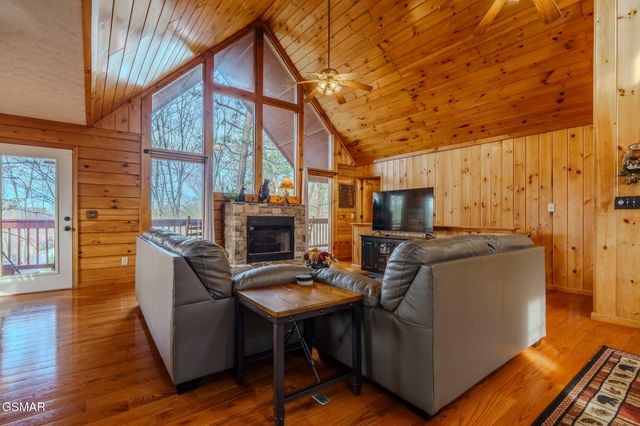 1643 Raccoon Den Way, Sevierville, TN 37862