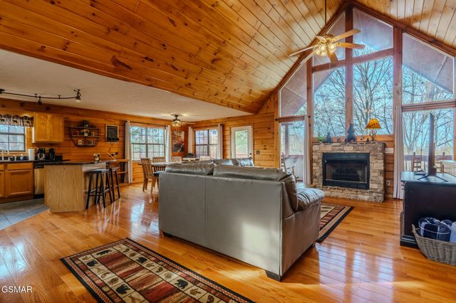 1643 Raccoon Den Way, Sevierville, TN 37862