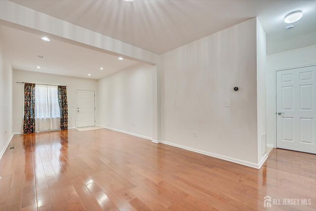 74 Andrews Way, Piscataway, NJ 08854