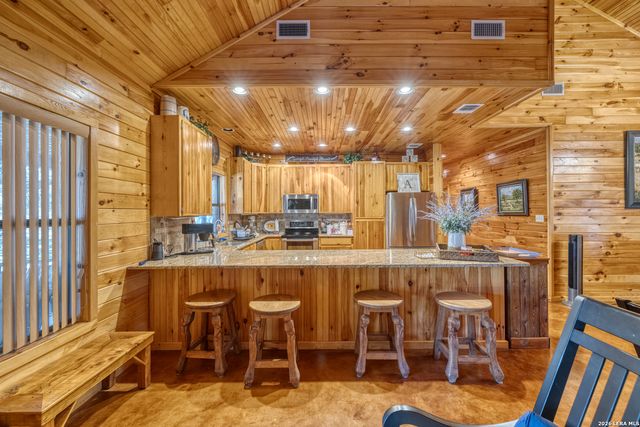 206 S River Place Rd, Rio Frio, TX 78879