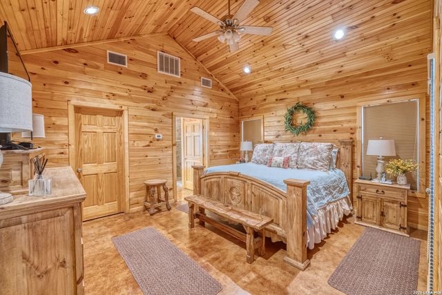 206 S River Place Rd, Rio Frio, TX 78879