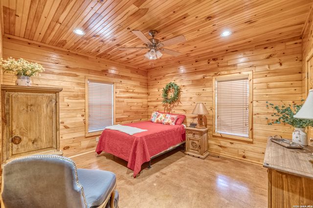 206 S River Place Rd, Rio Frio, TX 78879