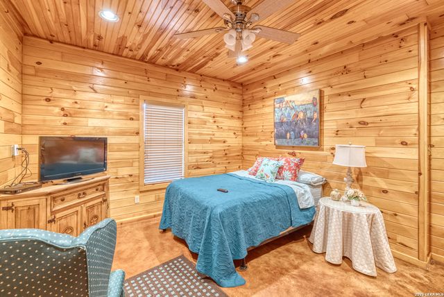 206 S River Place Rd, Rio Frio, TX 78879